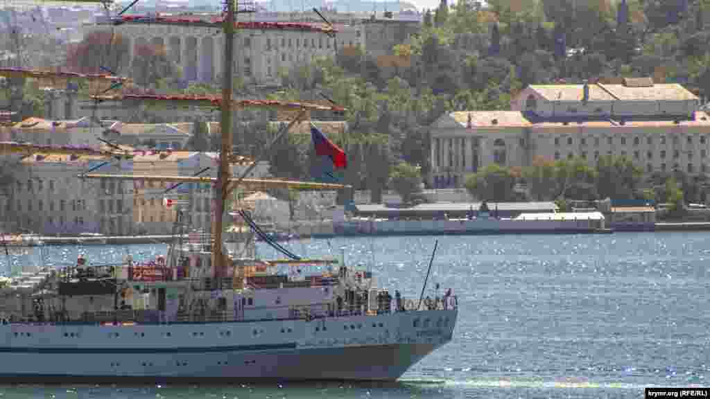 Краєвид на набережну і фрегат «Херсонес» з даху Костянтинівської батареї