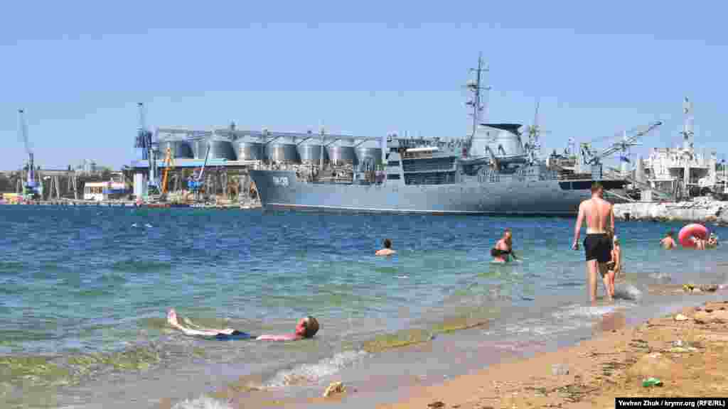 Для місцевих жителів сусідство з військовими кораблями – звичайна справа
