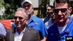 Стив Уиткофф (слева) на встрече с родственниками израильских заложников, Тель-Авив, 2 августа 2025 года