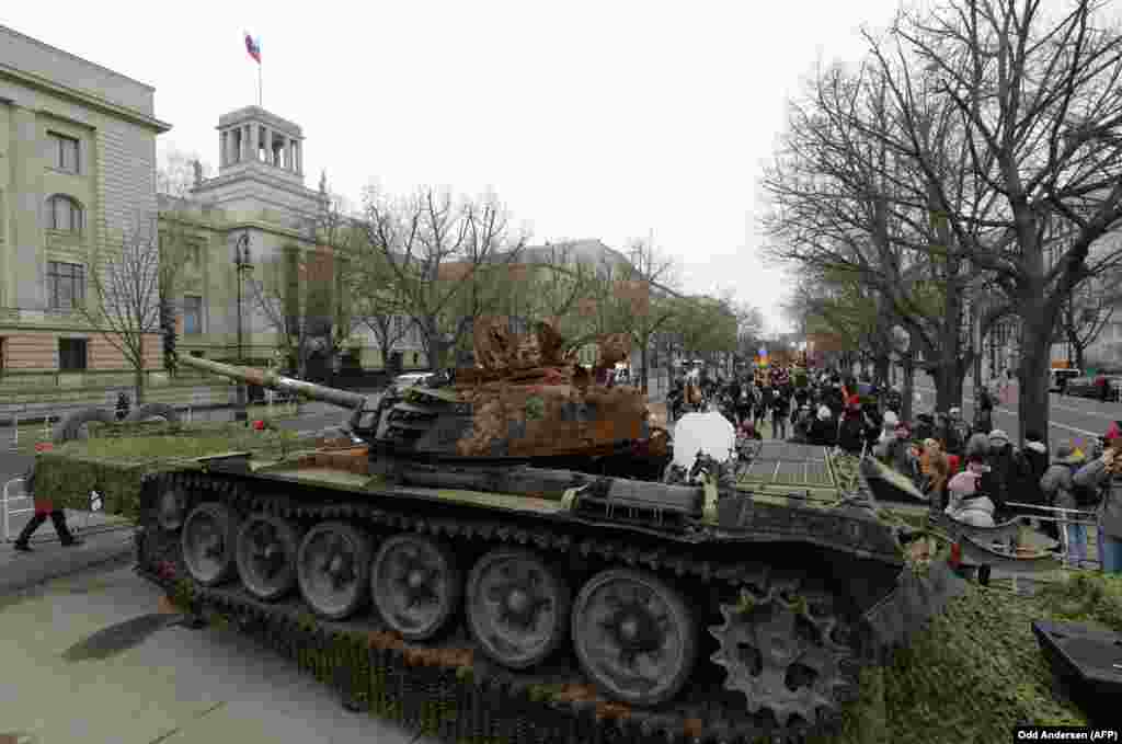Ruski tenk T-72 oštećen tokom borbi u Ukrajini postavljen ispred ruske ambasade u Berlinu, februar 2023.