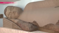 Буддои калонтарини дунё дар ҳолати ниёиш Буддои калонтарини дунё дар ҳолати ниёиш