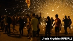Разрыв светошумовой гранаты в Минске вечером 9 августа рядом с протестующими
