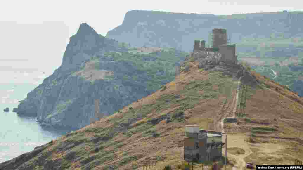 Краєвид із гори Спілія на генуезьку фортецю в Балаклаві. Далі – висоти Кая-Баш. До Балаклави з гори Спілія дорога займе приблизно пів години ходьби