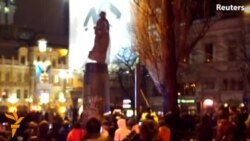 Эътирозгарон дар Киев ҳайкали Ленинро сарнагун карданд Эътирозгарон дар Киев ҳайкали Ленинро сарнагун карданд