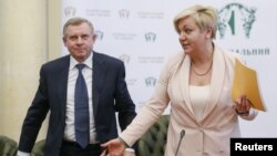 Valeria Hontareva (right), then National Bank chairwoman, and Yakiv Smoliy, the bank's current chairman, attend a news conference in Kyiv in April 2017. 