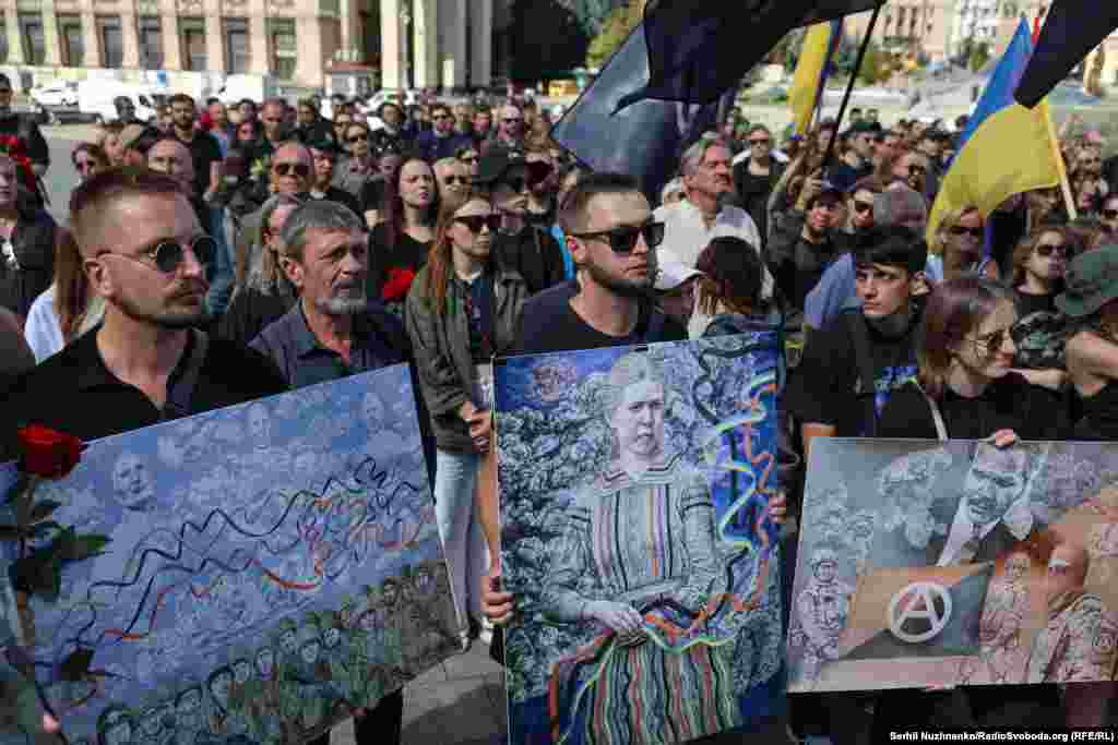 Попрощатися з ним прийшли рідні, друзі, колеги...