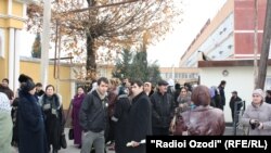 Таҷаммӯи муштариёни ширкати "Мовароуннаҳр" дар рӯбарӯи сохтмони Додгоҳи Олӣ.