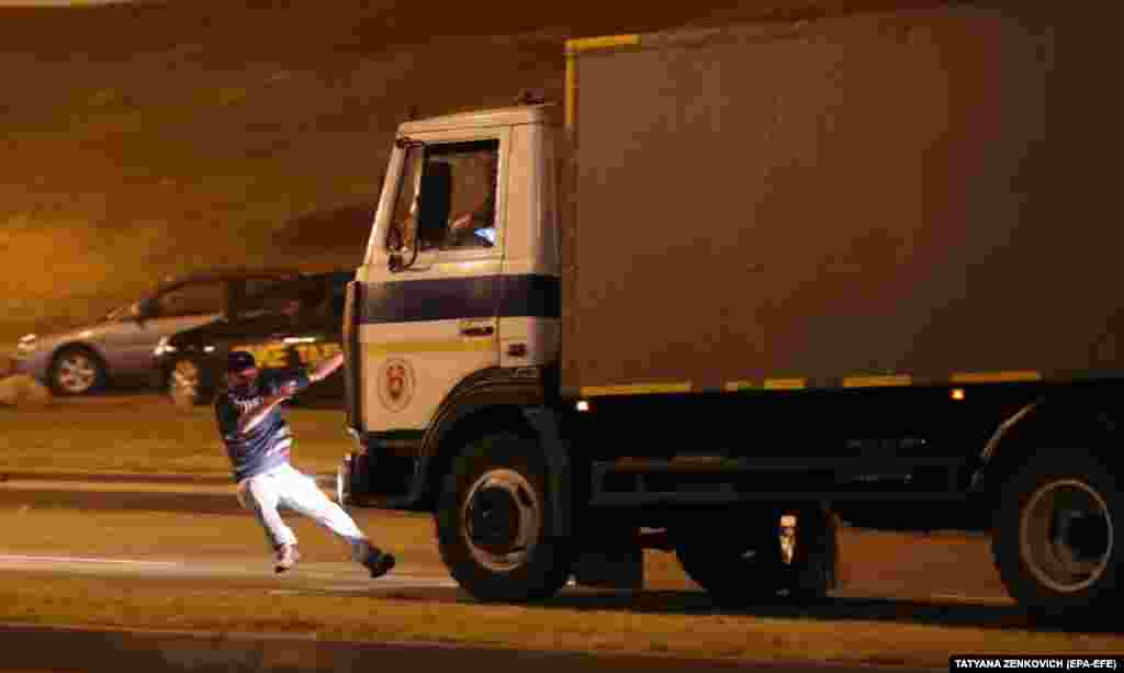 У центрі Мінська під час протестів активісти спробували зупинити автозак. Один з них зачепився за передній бампер машини – і коли водій набрав швидкість, не втримався і впав під колеса. Протестувальника доставили в лікарню, про тяжкість отриманих ним травм не повідомляється