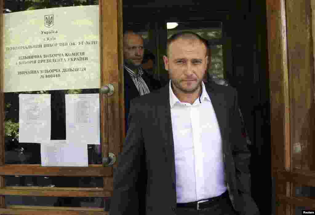 Кандидат в президенты Украины, лидер экстремистской украинской организации "Правый сектор"  Дмитрий Ярош выходит с избирательного участка в Киеве. 