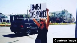 Мария Пономаренко стоит в одиночной пикете в поддержку протестов в Хабаровске