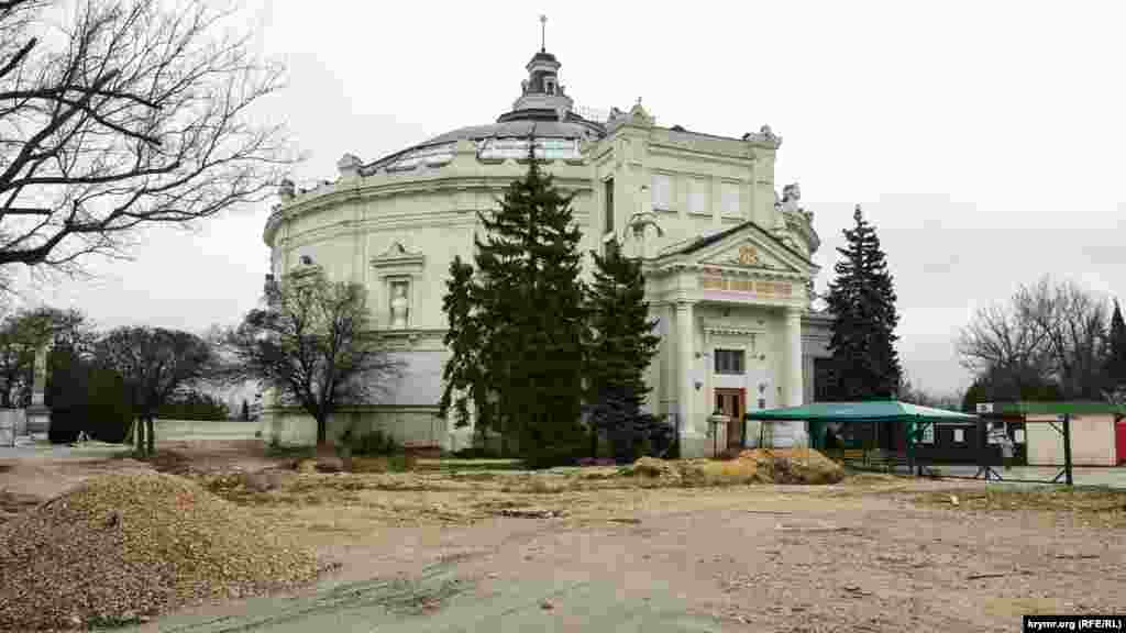 Панорама «Оборона Севастополя в 1854-1855 годах» – еще один памятник истории. Автор панорамы Франц Рубо положил в основу своего произведения эпизод севастопольской эпопеи – бой на Малаховом кургане в 1855 году. В этот день 75-тысячная русская армия успешно отразила натиск 173-тысячного англо-французского войска. Работу над Панорамой художник начал в 1901 году. Полотно размером 14 на 115 метров писалось в Мюнхене, а в 1904 году было доставлено в Севастополь. К 50-й годовщине обороны Севастополя, в 1905 году, Панораму открыли для всеобщего обозрения