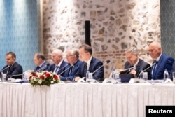 Delegația rusă, condusă de consilierul prezidențial Vladimir Medinsky (centru), stă față în față cu oficialii ucraineni (nu apar în imagine) la Istanbul, pe 16 mai.