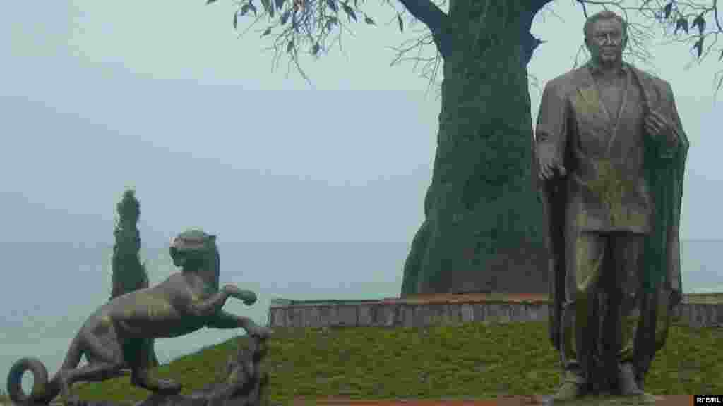 Пайкараи Назарбоев дар шаҳри Чолпон-Атеи вилояти Иссиқ-Кули Қирғизистон.  Июни соли 2007.