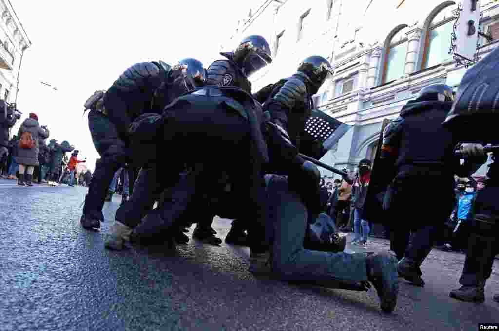 Акции прошли в крупных городах, в том числе Хабаровске, Южно-Сахалинске, Якутске. На фото – массовые задержания прошли во Владивостоке