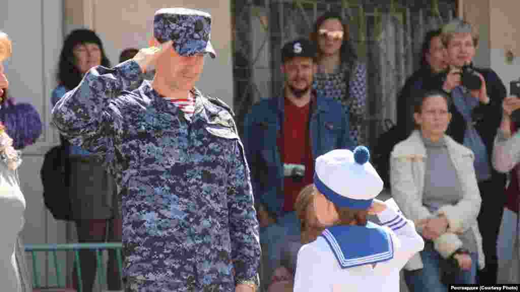 2 травня 2019 року, Севастополь. Співробітник Росгвардії приймає «військовий парад» дошкільнят