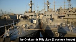 Один із захоплених нині катерів, «Бердянськ» (P175) – ліворуч на цьому знімку у Військовій гавані Одеси, 9 листопада 2018 року