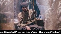 Один із поранених українських військовослужбовців на території заводу «Азовсталь» у Маріуполі