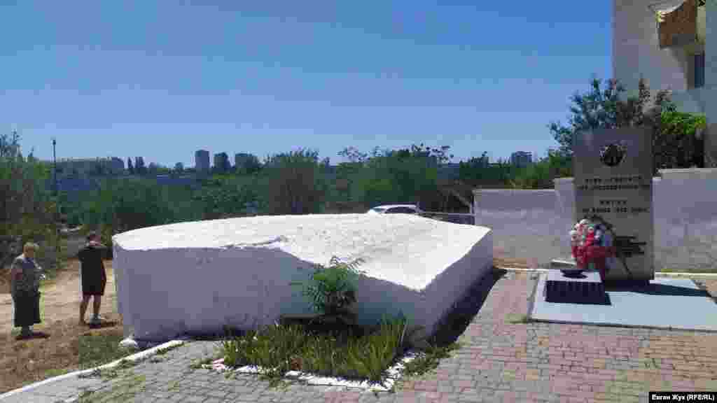 Місцеві жителі йдуть до зупинки повз дев'ятнадцятого ДОТу