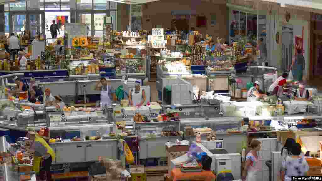 У пасажі, де торгують молочними і м'ясними продуктами, багато людей – без масок. В очікуванні покупців співробітники торгівлі не дотримуються маскового режиму