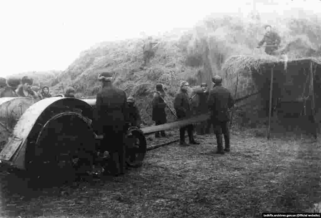 Обмолот зернових за допомогою трактора «Фордзон» на колгоспному току в селі Удачне Донецької області, 1930 рік