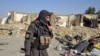 Talibanski oficir sigurnosti stoji pored oštećene kuće u provinciji Kandahar 16. oktobra 2025.