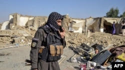 Talibanski oficir sigurnosti stoji pored oštećene kuće u provinciji Kandahar 16. oktobra 2025.