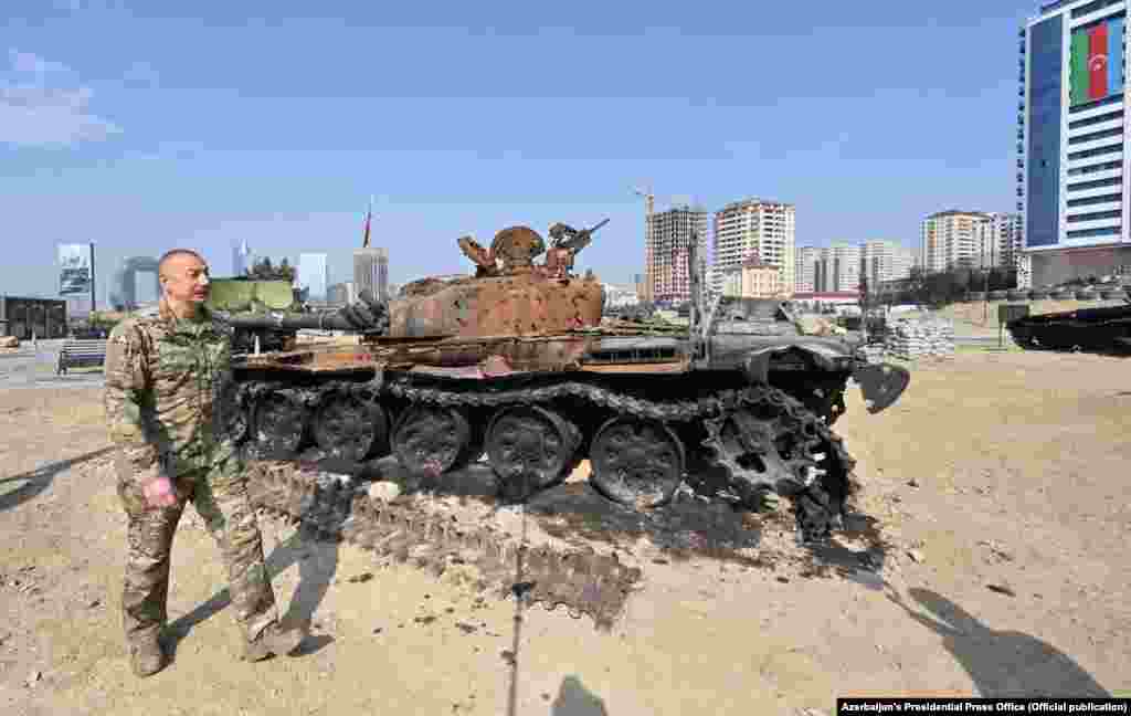 В парке выставлено более 300 экспонатов, в том числе около 150 единиц тяжелой техники, – сообщили в пресс-службе азербайджанского лидера