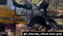 Тіла цивільних жителів біля знищеного автомобіля «Укрпошти»