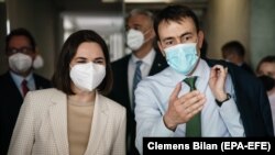 Депутат Бундестагу Нільс Шмід (п) разом із білоруською опозиційною лідеркою Світланою Тихановською, червень 2021 року