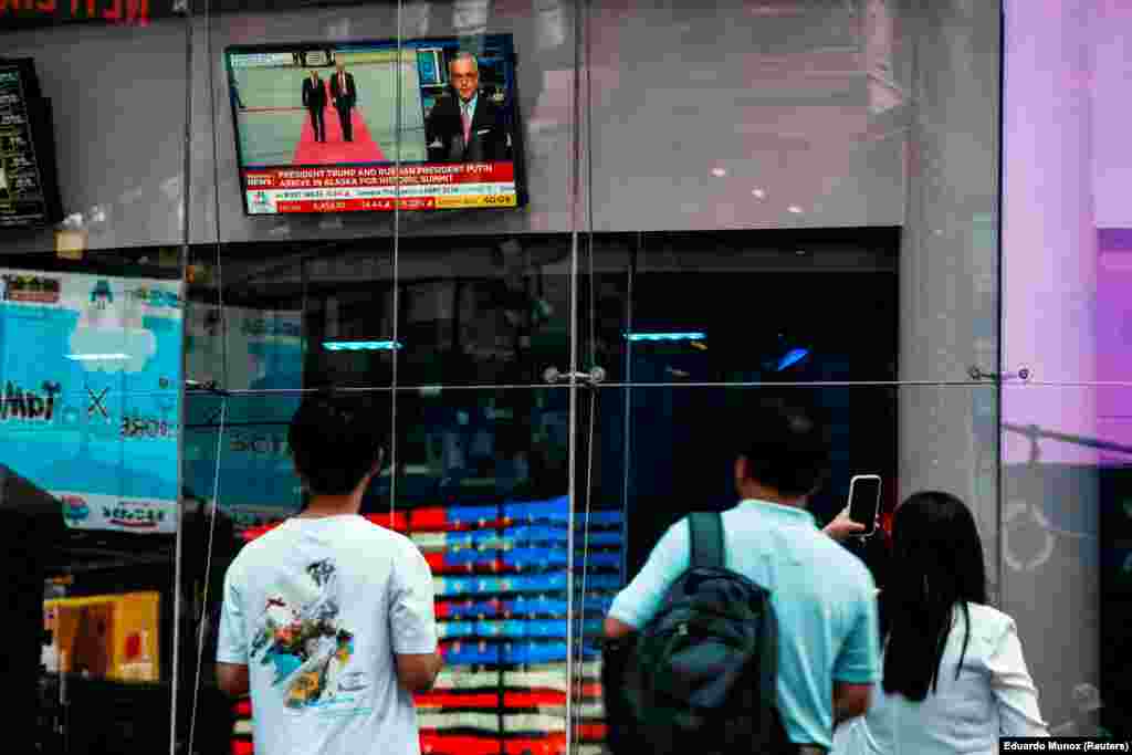 Люди в Нью-Йорку спостерігають за зустріччю президентів на Алясці, 15 серпня 2025 року