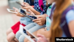 Chat GPT je program zasnovan na vještačkoj inteligenciji. Može da piše tekstove, odgovara na pitanja, rješava zadatke iz matematike...