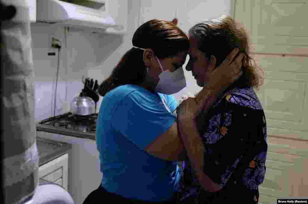 В країні 94122 людини вилікувались від Covid-19. На фото – лікар швидкої допомоги Олександра Сейд, обіймає свою 77-річну мати Марію, яка нещодавно одужала від коронавірусу