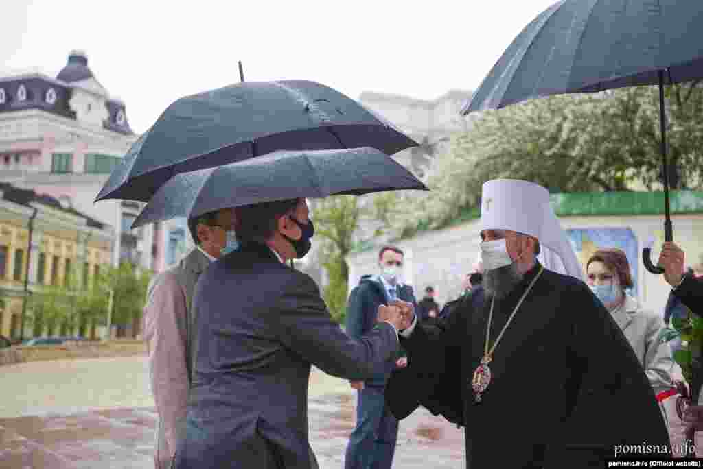 Предстоятель ПЦУ митрополит Епіфаній зустрічає держсекретаря США Ентоні Блінкена на площі перед Свято-Михайлівським Золотоверхим монастирем