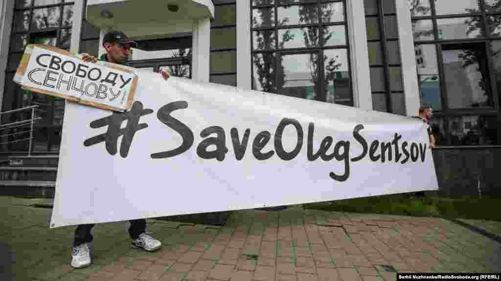 Активісти прийшли з плакатами «SaveOlegSentsov», «Свободу Сенцову», «Artist, not a terrorist»