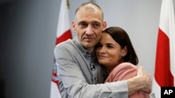 Activistul din opoziția belarusă Serghei Țihanovski își îmbrățișează soția, lidera opoziției Svetlana Țihanovskaia, după eliberarea sa din închisoare în luna iunie.