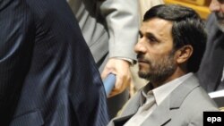محمود احمدی نژاد در طول پنج روز گذشته با چندین روزنامه، رادیو و تلویزیون گفت و گو کرد.(عکس: EPA)