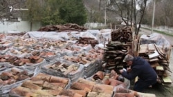 «Рукавиця вандала» на черепиці Ханського палацу «Рукавиця вандала» на черепиці Ханського палацу