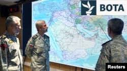 Komandanti i Përgjithshëm i Ushtrisë Iraniane, Amir Hatami (në qendër), merr pjesë në një takim në Sallën e Komandës së Luftës të ushtrisë, në një vend të paidentifikuar në Iran.