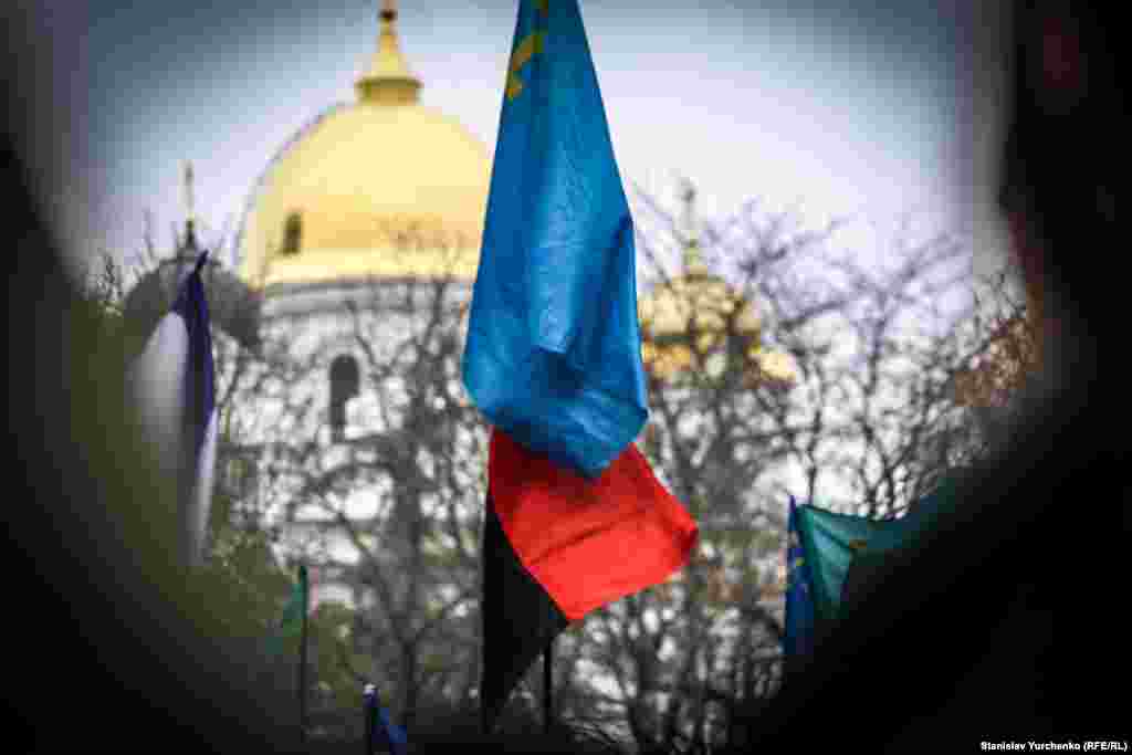 Флаг «Правого сектора» на митинге