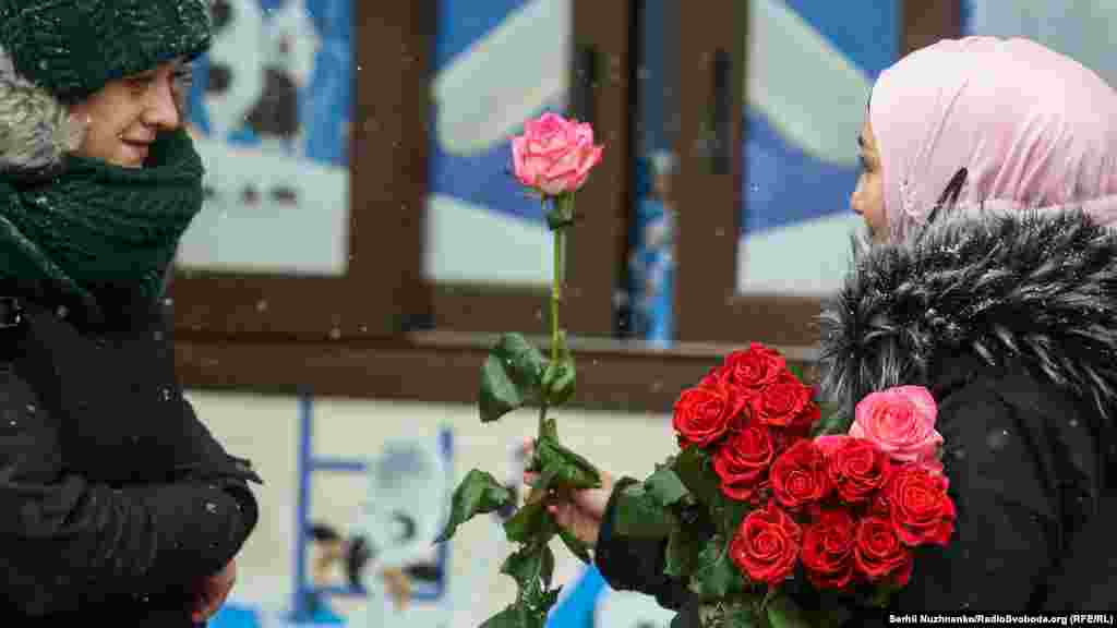 У Києві в понеділок1 лютого падав сніг. Температура повітря вдень становила -4...-6°С. Але усмішки перемогли холод  