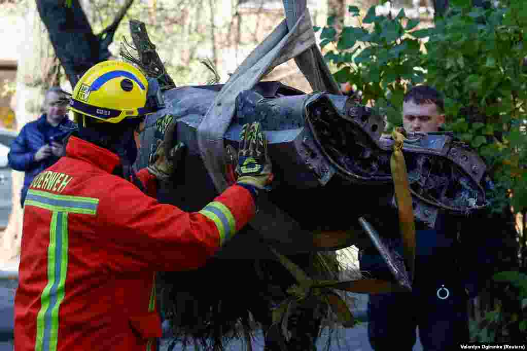 Уламки ракети, яка влучила в житлову п’ятиповерхівку в Києві внаслідок ранкової атаки передали компетентним підрозділам для подальшого вивчення