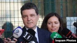 Candidatul independent la alegerile prezidențiale, Nicușor Dan, a venit la vot alături de soția lui, Mirabela Grădinaru.