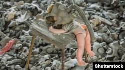 Стара лялька і протигази у покинутій середній школі №3 у місті-привиді Прип’яті (Чорнобильська зона відчуження)