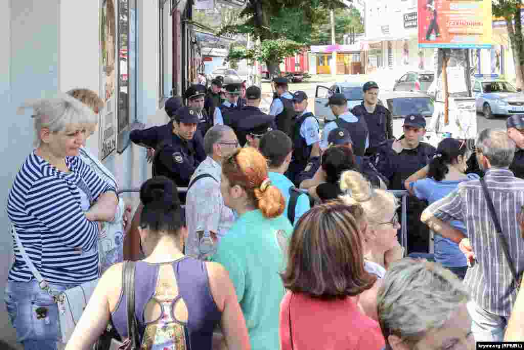 Ринок на вул. Козлова в Сімферополі намагаються знести вже не перший рік, але підприємці завжди протестували. 