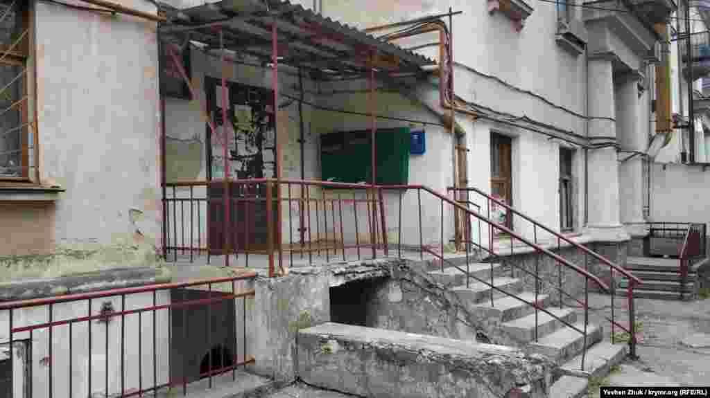 Один із дворів на вулиці Адмірала Макарова. Вхід у перший під'їзд будинку дещо зруйнований, в другий – прикрашений масивними колонами