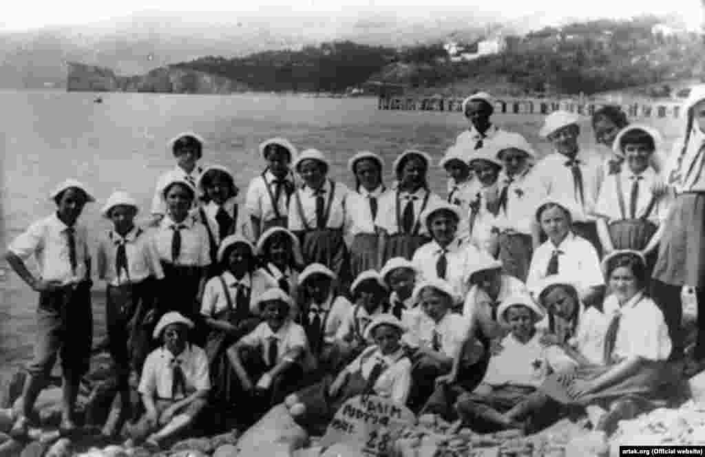 Самая длинная смена в «Артеке» пришлась на период Второй мировой войны. Она продлилась три с половиной года – с 20 июня 1941 года. Руководством лагеря было принято решение развести детей по домам. Однако порядка 200 детей из некоторых областей и республик, оккупированных на то время нацистами, вместе с вожатыми отправили в глубокий тыл – на Алтай, в санаторий «Белокуриха». Туда дети добирались 16 месяцев. С 11 сентября 1942-го по январь 1945 года черноморская здравница располагалась на Алтае и называлась алтайским «Артеком». На фото – смена «Артека» в июне 1941 года