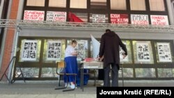 Studentkinja Jelena Stanković učestvuje u pripremi izložbe ilustracija autora Milana Doga u kampusu novosadskog univerziteta, 22. avgust 2025.