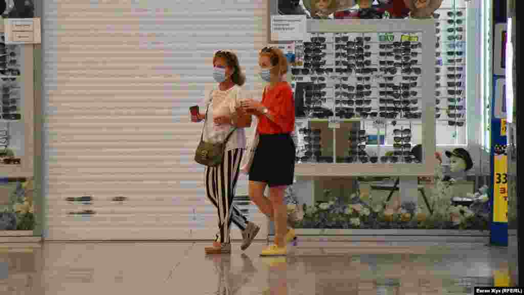 Покупці в торговому центрі «Муссон»