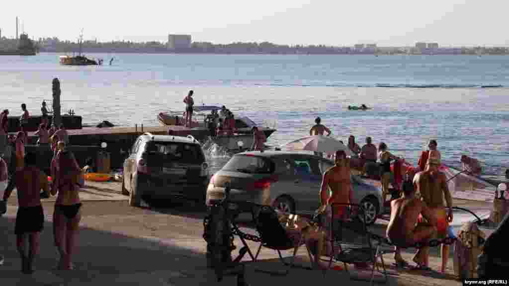 Пляжи причала «Прибой» сейчас самые популярные в городе. Несмотря на то, что на стенах и асфальте очень много надписей «Купаться запрещено, опасно!»