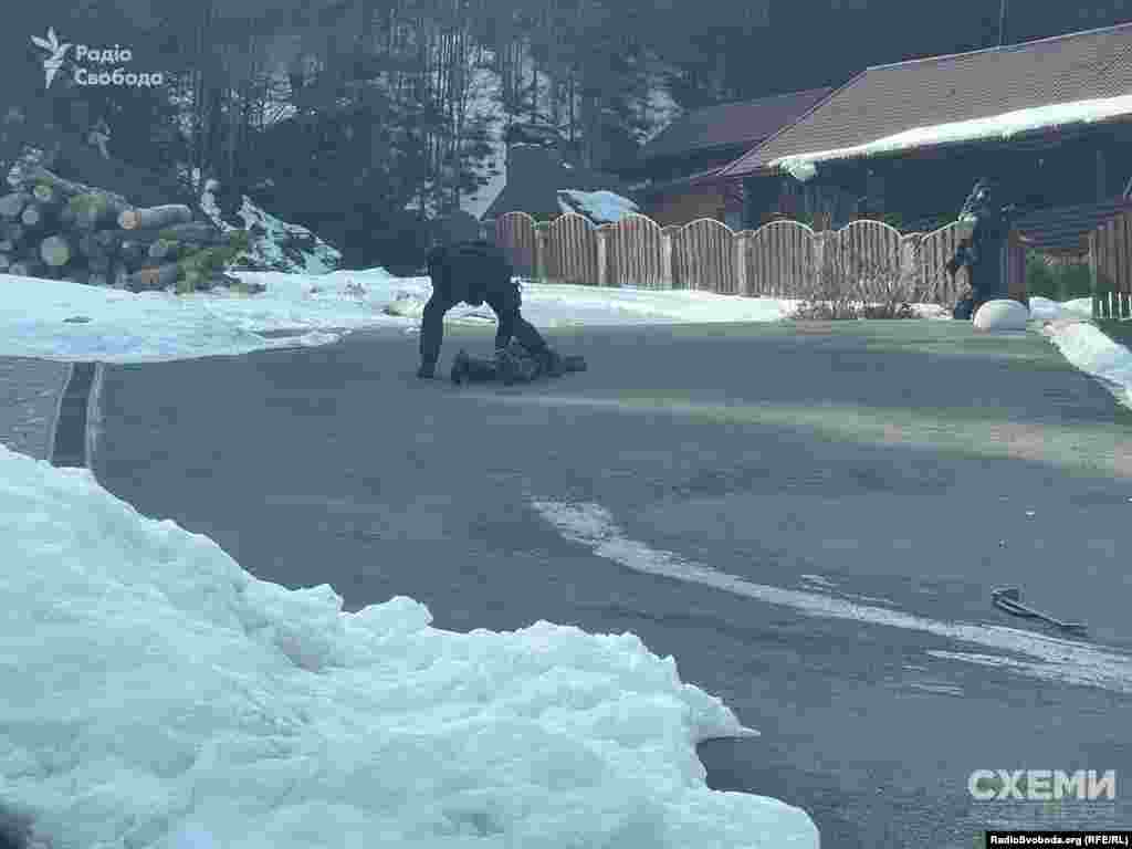 На фото видно працівників Департаменту стратегічних розслідувань Нацполу, які здійснювали оперативний супровід під час обшуків за участю спецпідрозділу «Корд»